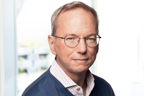 Fischi e polemiche: l’ex CEO di Google Eric Schmidt elogia l’AI davanti agli studenti