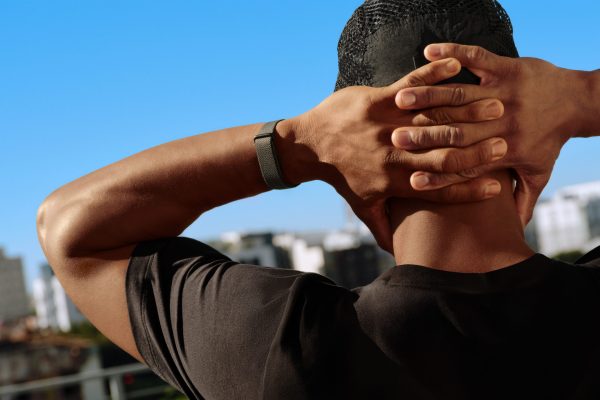 Google lancia Fitbit Air: un tracker senza schermo a soli 99$ con vibrazioni da WHOOP