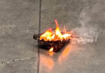 Utente del Galaxy S24 evita un grave infortunio dopo che il telefono prende fuoco mentre lo tiene in mano