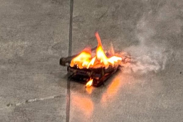 Utente del Galaxy S24 evita un grave infortunio dopo che il telefono prende fuoco mentre lo tiene in mano