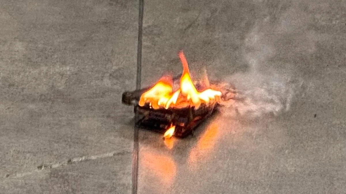 Utente del Galaxy S24 evita un grave infortunio dopo che il telefono prende fuoco mentre lo tiene in mano
