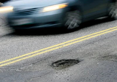 Buche stradali: come un’azienda sta utilizzando l’IA e camion per risolvere il problema economico delle città