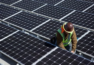 L’energia solare guiderà il mercato, ma i centri dati A.I. sosterranno i combustibili fossili