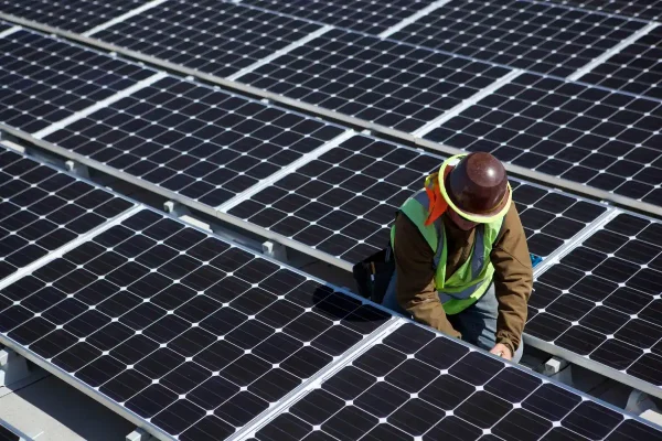 L’energia solare guiderà il mercato, ma i centri dati A.I. sosterranno i combustibili fossili