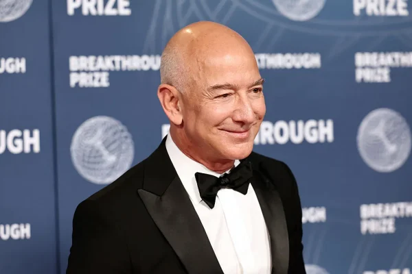 Un membro dello staff di Jeff Bezos lascia il consiglio di Slate Auto