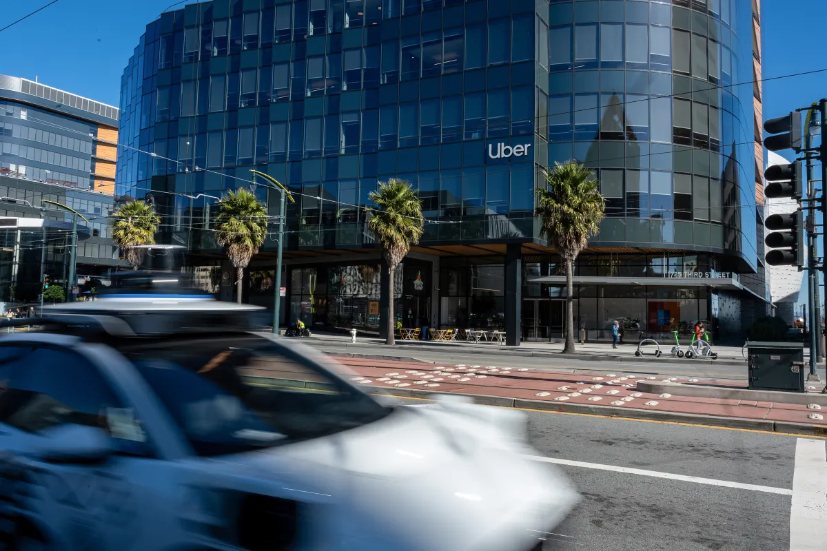 Uber punta a trasformare i suoi milioni di autisti in una rete di sensori per le aziende di auto a guida autonoma