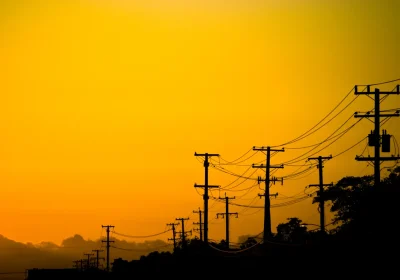 I Prezzi dell’Energia Crescono del 76% nella Maggiore Rete Americana e il Vigilante Accusa Responsabili