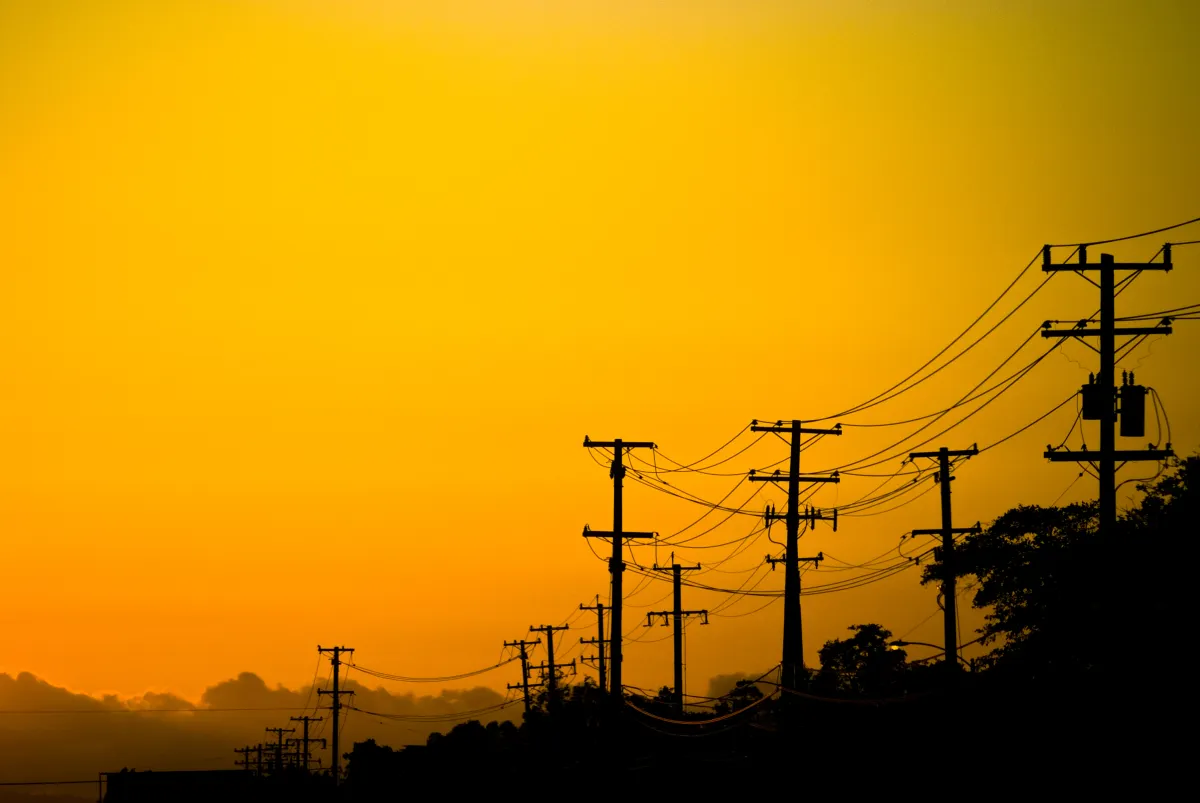 I Prezzi dell’Energia Crescono del 76% nella Maggiore Rete Americana e il Vigilante Accusa Responsabili