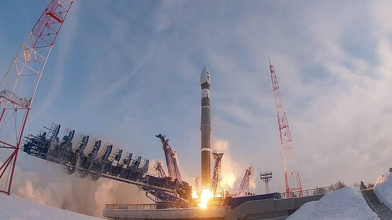 I satelliti spia russi Kosmos 2581, 2582 e 2583 eseguono manovre orbitali misteriose