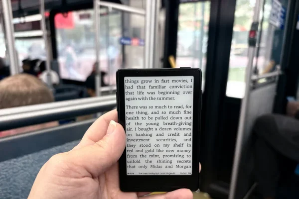 Questo piccolo e-reader magnetico ti aiuterà a dire addio al doomscrolling