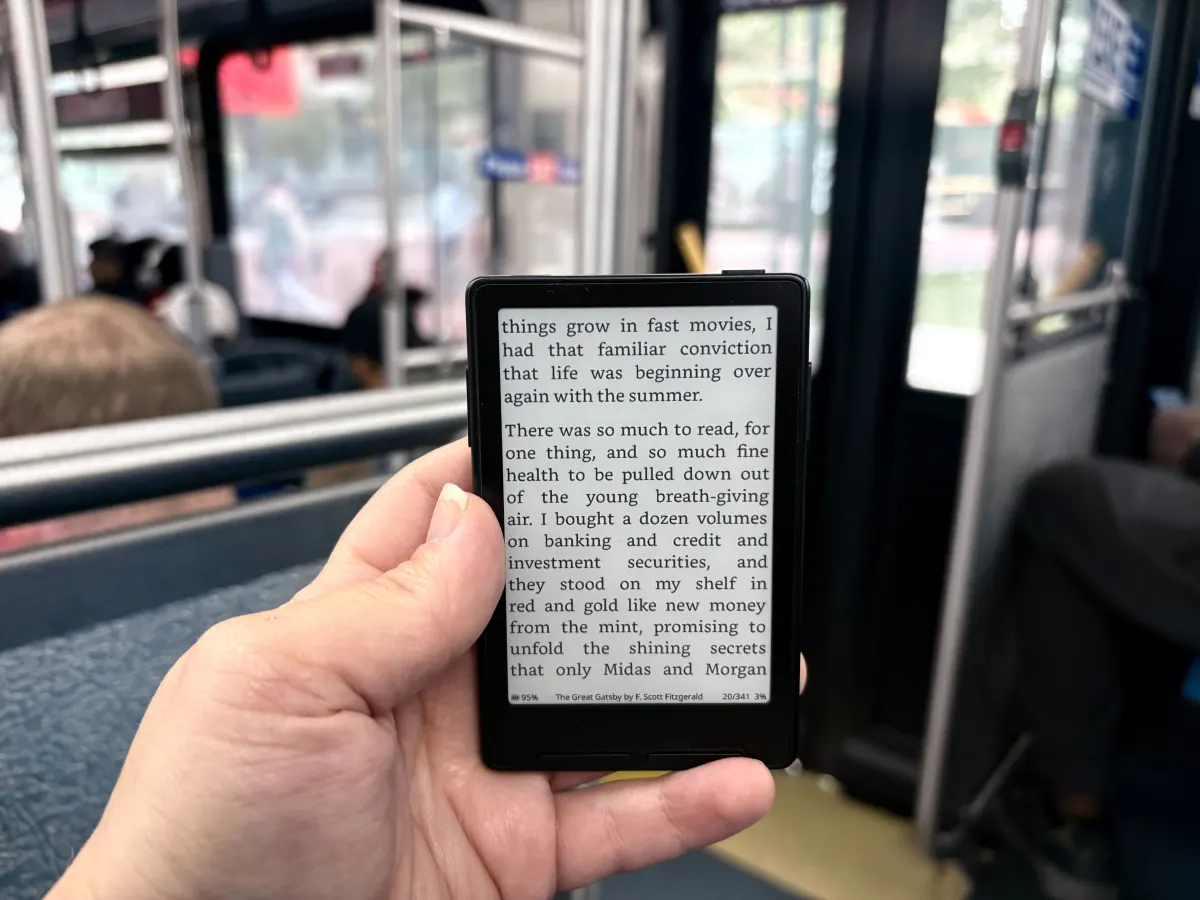 Questo piccolo e-reader magnetico ti aiuterà a dire addio al doomscrolling