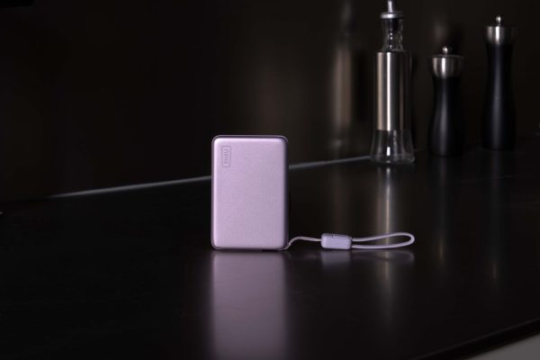 La power bank ultra-sottile di INIU: ricarica wireless da 25W finalmente disponibile