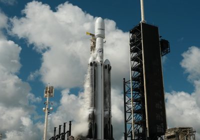 Il razzo Falcon Heavy di SpaceX riprende il volo con il satellite ViaSat-3 F3 in orbita