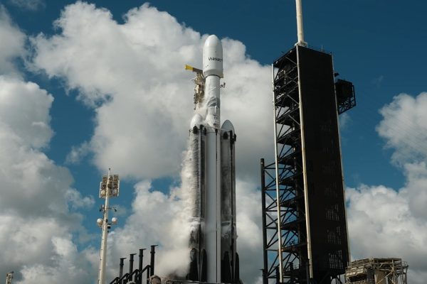 Il razzo Falcon Heavy di SpaceX riprende il volo con il satellite ViaSat-3 F3 in orbita