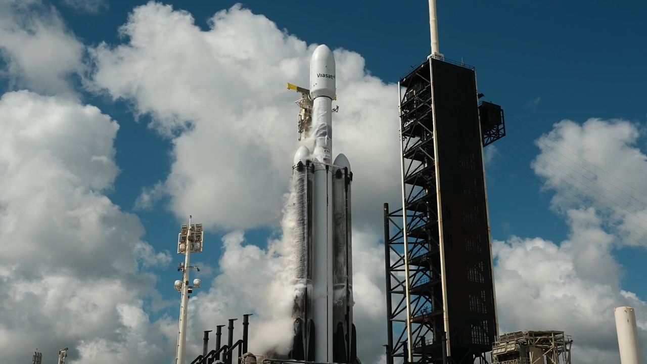 Il razzo Falcon Heavy di SpaceX riprende il volo con il satellite ViaSat-3 F3 in orbita