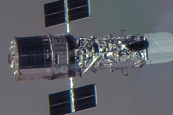 Il satellite Vantor WorldView Legion immortala una straordinaria immagine del telescopio spaziale Hubble