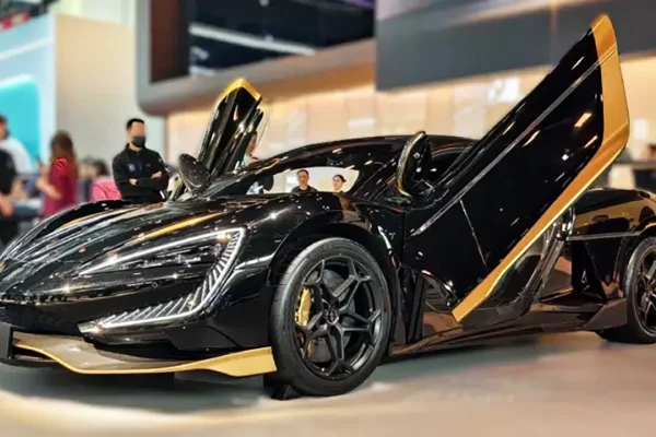 La BYD Yangwang U9 Xtreme raggiunge un prezzo da record di 2.760.000 dollari