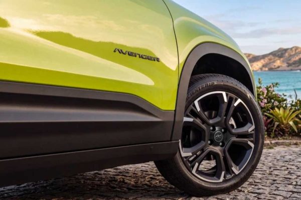 Jeep Avenger Rinnovata: Stile Aggressivo e Performance Potenziate