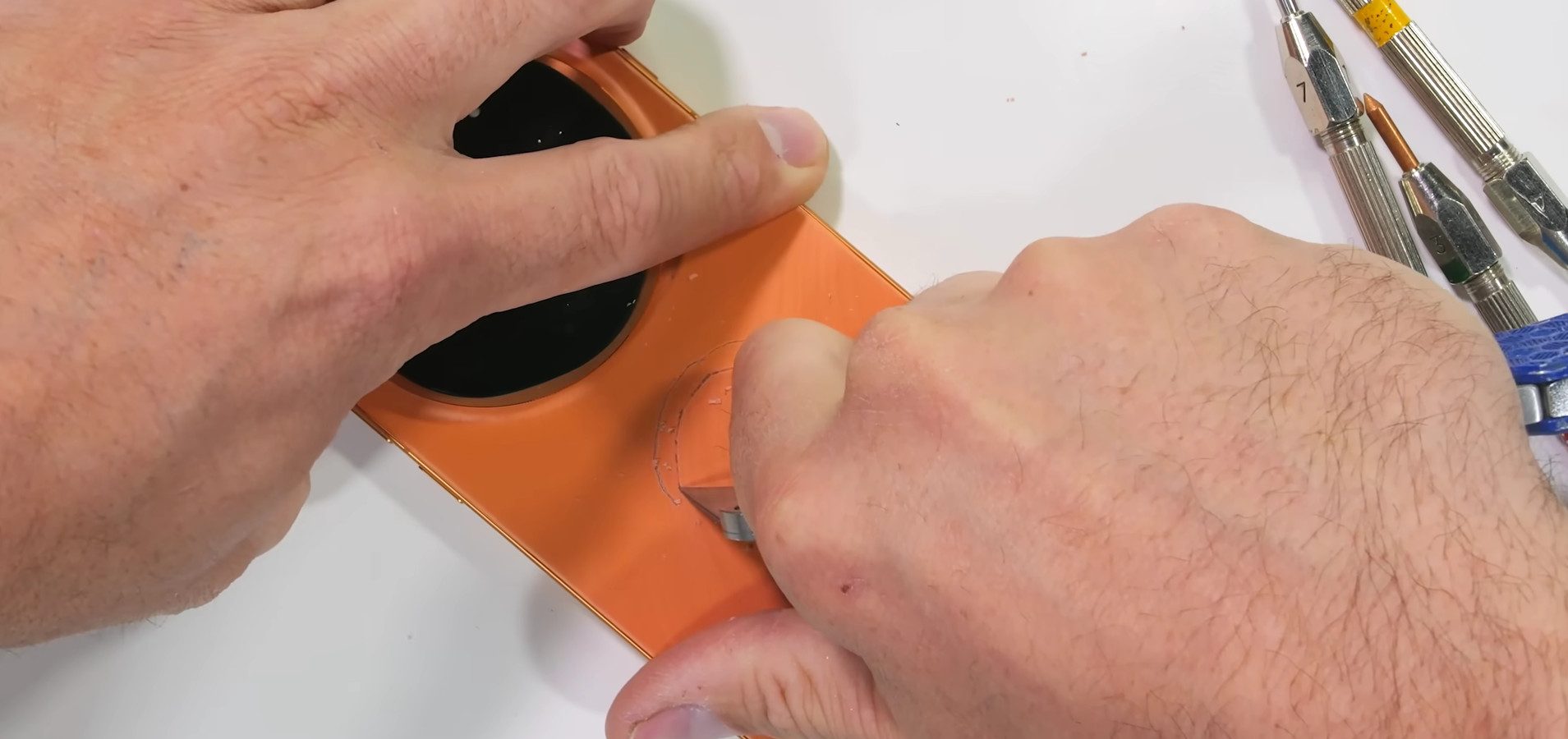 Il teardown di JerryRigEverything svela: questo smartphone di fascia alta da 2000€ ha una scocca in plastica!
