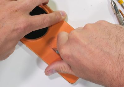 Il teardown di JerryRigEverything svela: questo smartphone di fascia alta da 2000€ ha una scocca in plastica!
