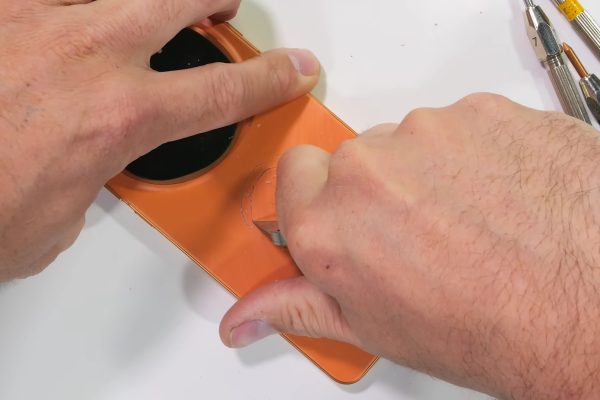 Il teardown di JerryRigEverything svela: questo smartphone di fascia alta da 2000€ ha una scocca in plastica!