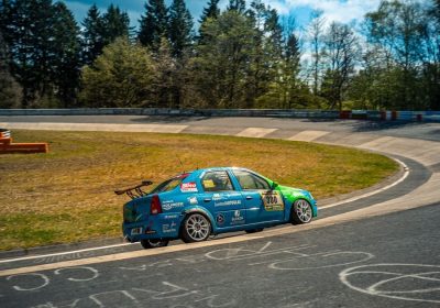 Un Dacia Logan sorprendente alla 24 Ore del Nürburgring: scopri la sua incredibile storia!