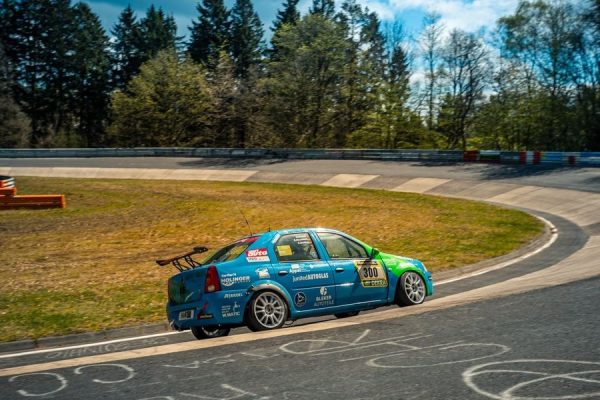 Un Dacia Logan sorprendente alla 24 Ore del Nürburgring: scopri la sua incredibile storia!