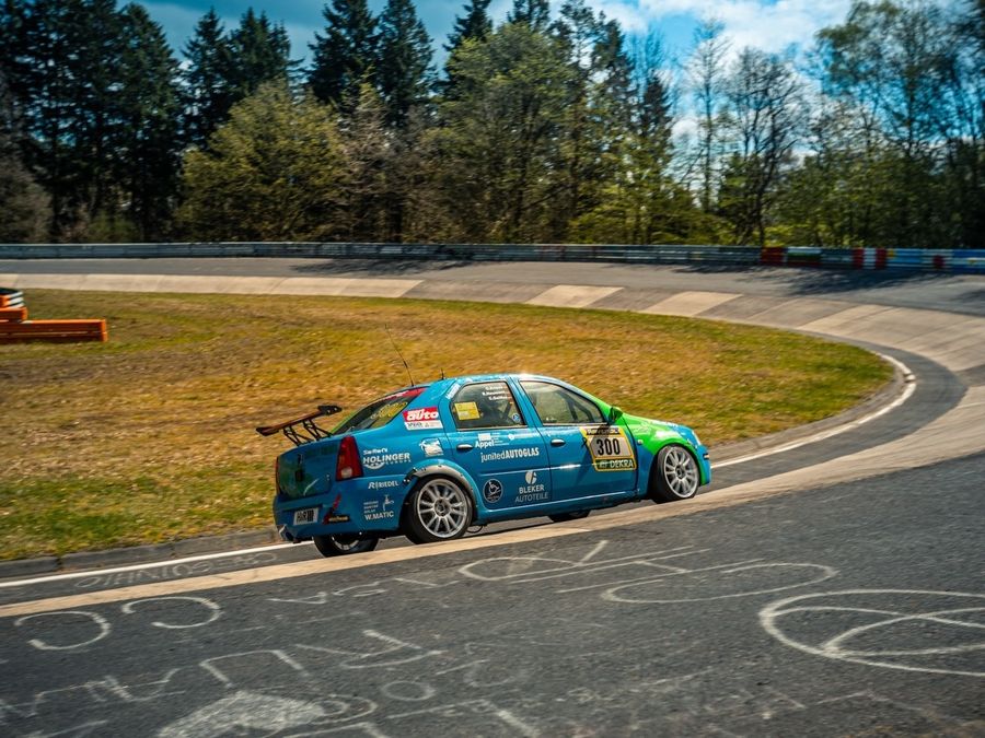 Un Dacia Logan sorprendente alla 24 Ore del Nürburgring: scopri la sua incredibile storia!