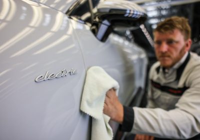 Porsche chiude le sussidiarie e-bike, batterie e software per rinnovare l’azienda