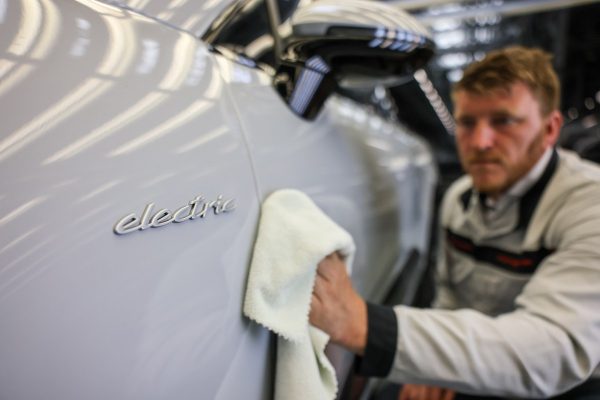 Porsche chiude le sussidiarie e-bike, batterie e software per rinnovare l’azienda