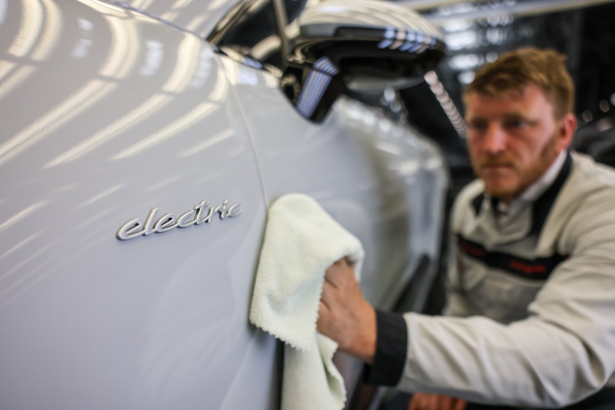 Porsche chiude le sussidiarie e-bike, batterie e software per rinnovare l’azienda