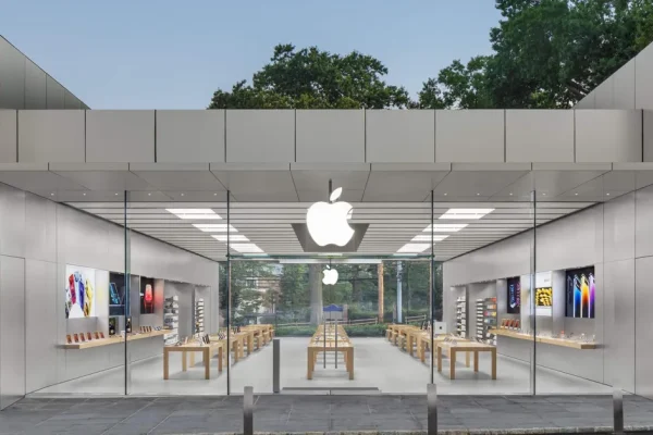 Tre uomini accusati di dirottamento a mano armata di un furgone con $1,2 milioni di attrezzatura Apple
