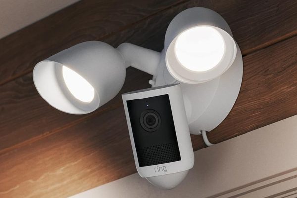 Le nuove telecamere Spotlight e Floodlight di Ring raggiungono una risoluzione 2K straordinaria