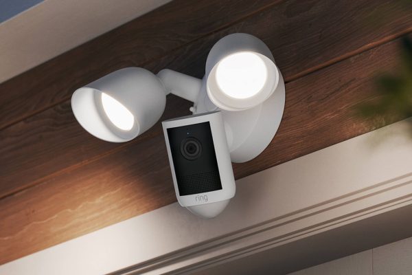 Ring Spotlight Cam e Floodlight Cam 2a Gen: Scopri il video Retinal 2K per esterni, in preordine su Amazon a partire da 169,99€