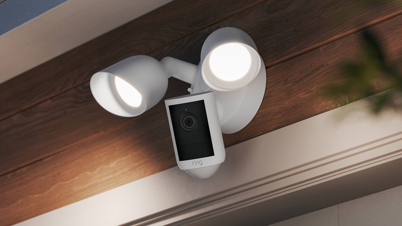 Ring Spotlight Cam e Floodlight Cam 2a Gen: Scopri il video Retinal 2K per esterni, in preordine su Amazon a partire da 169,99€