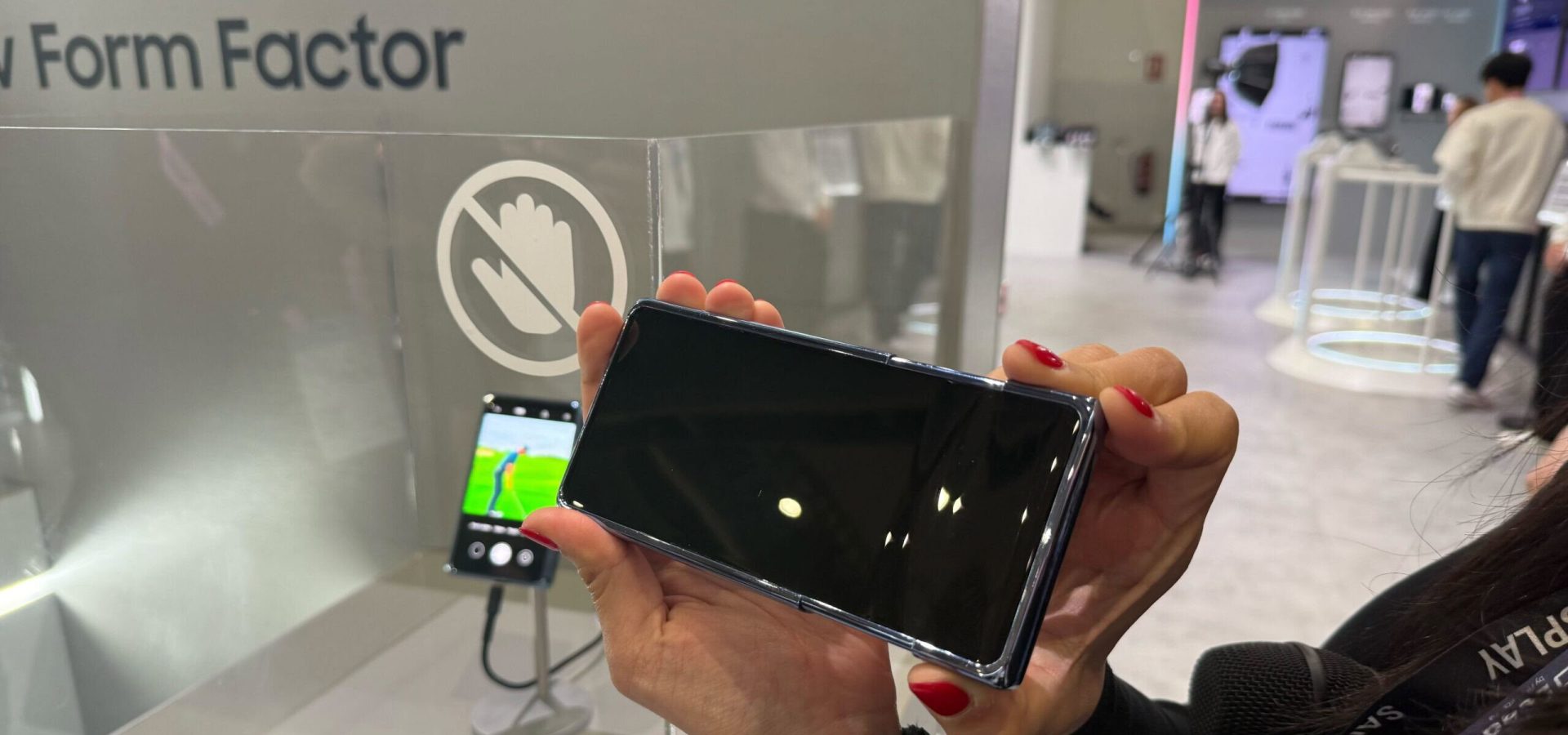 Samsung esplora idee innovative per smartphone pieghevoli e avvolgibili