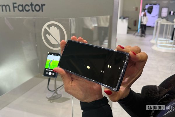 Samsung esplora idee innovative per smartphone pieghevoli e avvolgibili