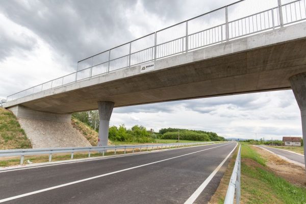 Sassi dai cavalcavia: torna la minaccia di un fenomeno pericoloso