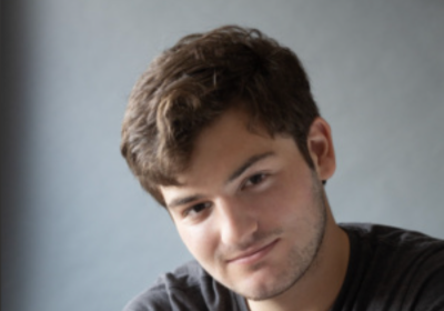 Theo Baker: Le scoperte sorprendenti dopo quattro anni di indagini su Stanford