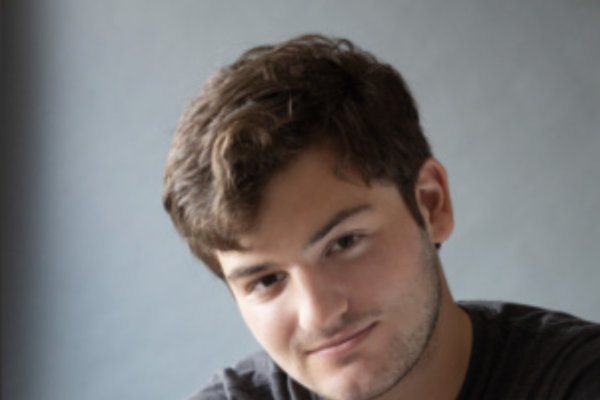Theo Baker: Le scoperte sorprendenti dopo quattro anni di indagini su Stanford