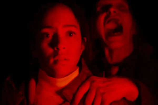 André Øvredal Rivisita l’Horror On the Road con Passenger: Un’Abbondanza di Jumpscare Senza il Giusto Tocco di Follia