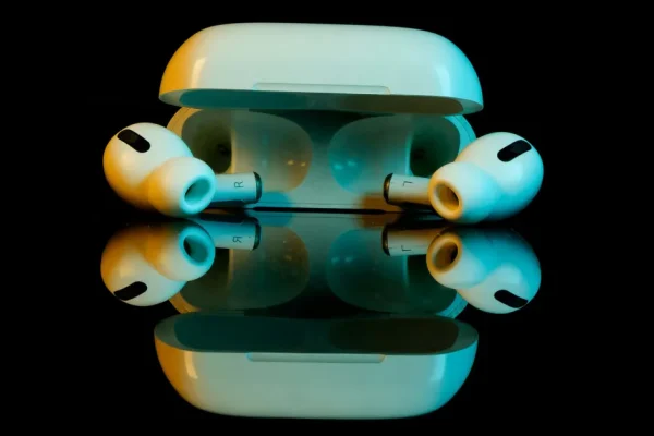 Le nuove cuffie AirPods con fotocamera intelligente: una funzionalità rivoluzionaria, ma saranno efficaci?