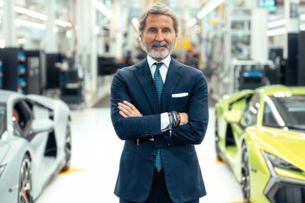 Il CEO di Lamborghini rifiuta l’elettrico: nuova posizione dopo il lancio della Ferrari Luce
