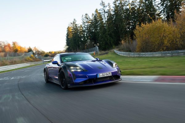 Taycan Turbo GT con Manthey Kit: Record Nordschleife per Berline Elettriche con 6:55.533