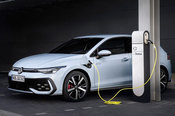Volkswagen Golf Elettrica: Il CEO Rivela che il Lancio è Rimandato