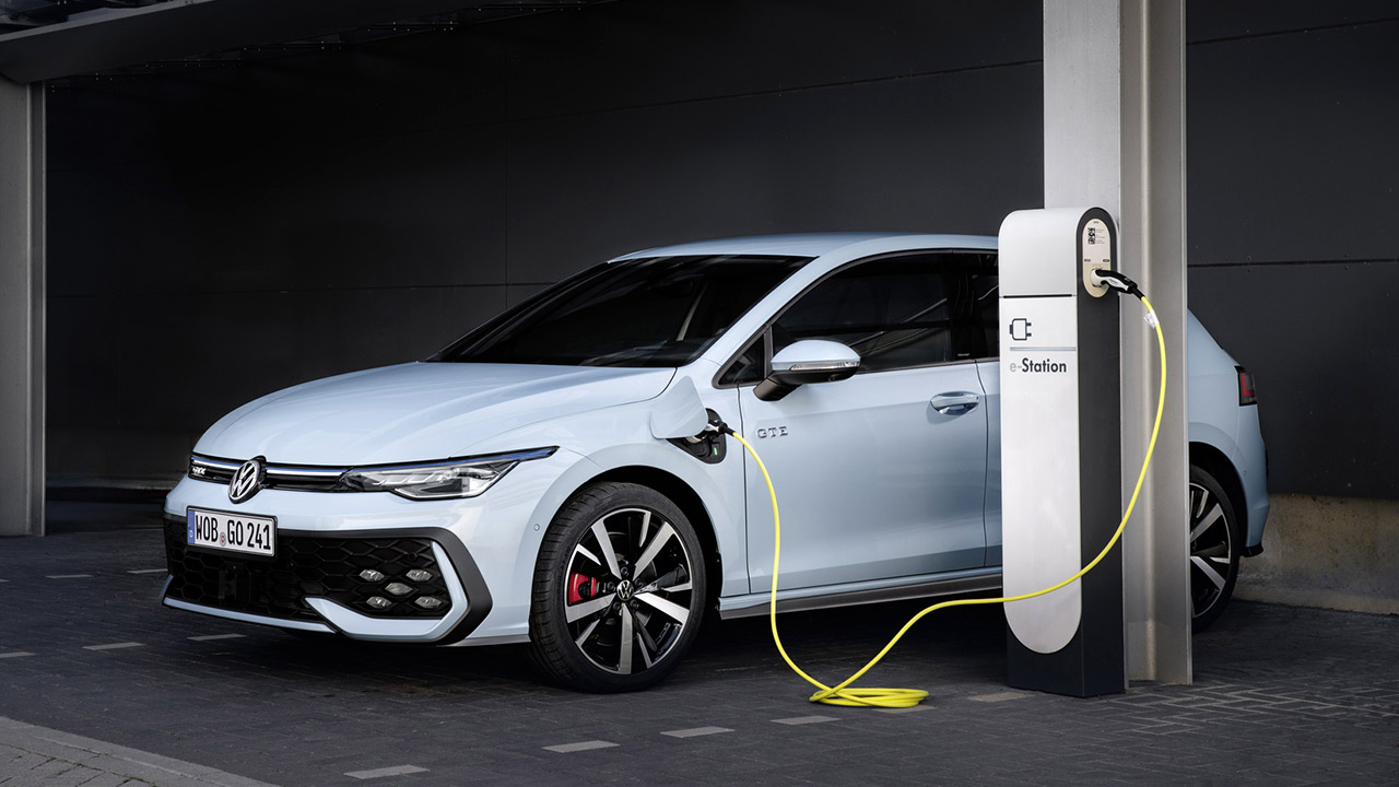 Volkswagen Golf Elettrica: Il CEO Rivela che il Lancio è Rimandato