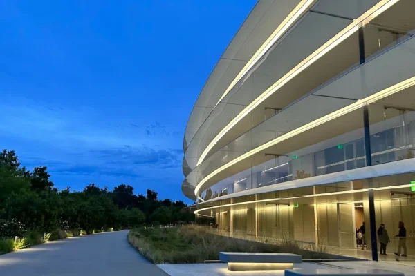 Apple richiede rimborsi tariffari e prolunga gli investimenti negli Stati Uniti