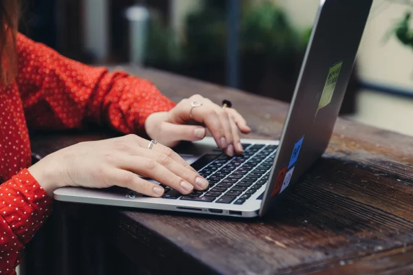 Guida pratica all’hosting web con Aruba: offerte complete a partire da 0,99 €/anno. Scopri le promozioni disponibili.