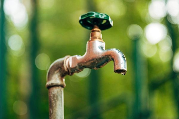 Reti obsolete e spreco d’acqua: il grave divario digitale che penalizza l’Italia