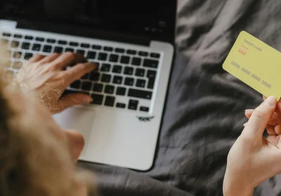 Guida pratica: Come ottenere una carta di credito gratuita senza aprire un nuovo conto.